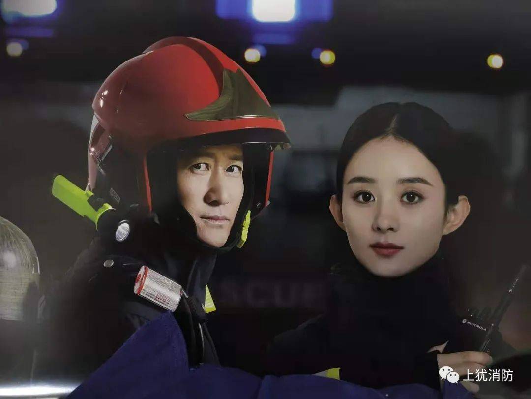 吴京和赵丽颖作为消防宣传公益使者,成为了今年消防公益宣传海报的