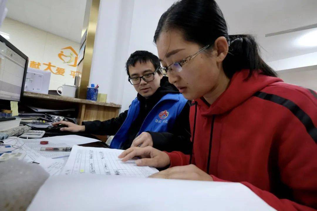 人口普查员是社工吗_社工上门人口调查(2)