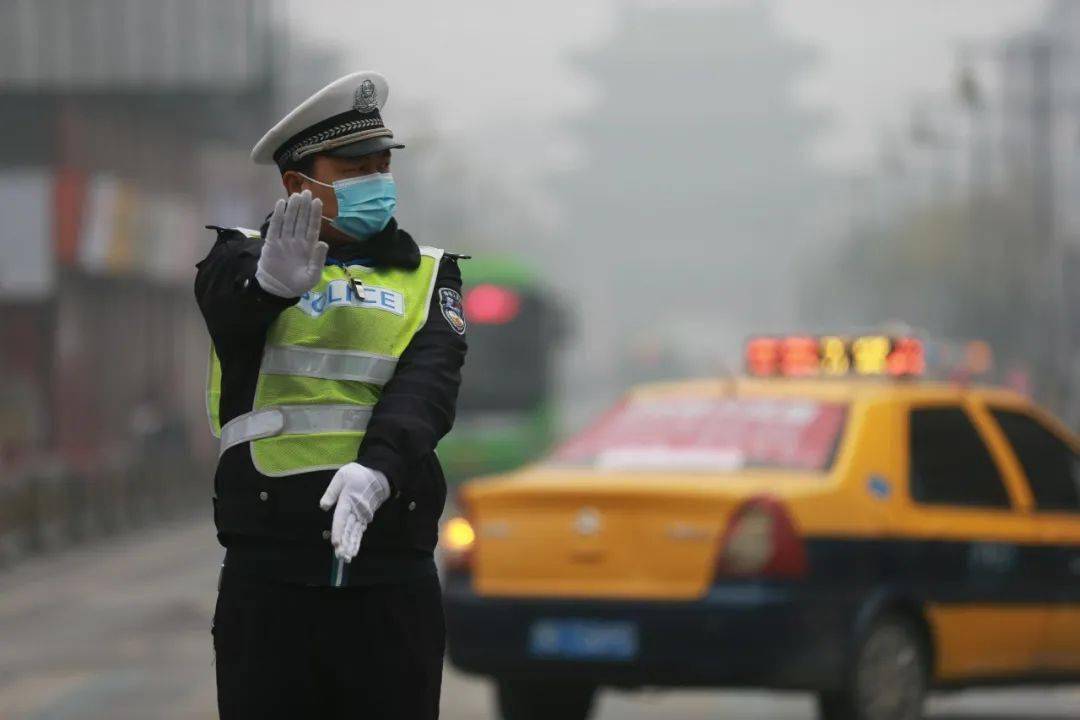 11月30日,古城开封笼罩在薄雾中,交警二大队民警不畏严寒始终坚守