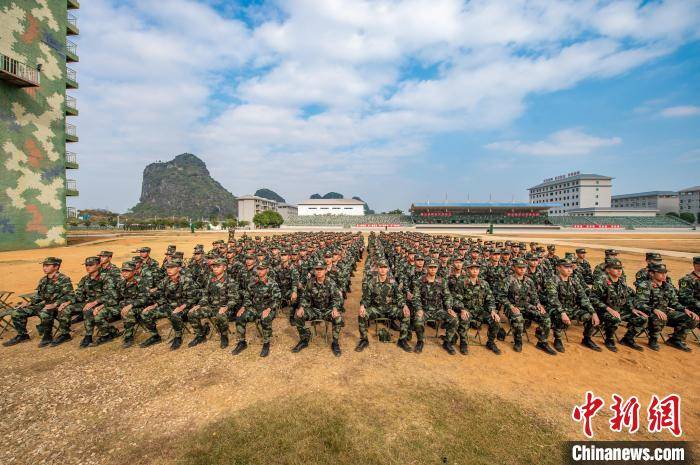 枪声阵阵 直击新兵首次实弹射击考核现场