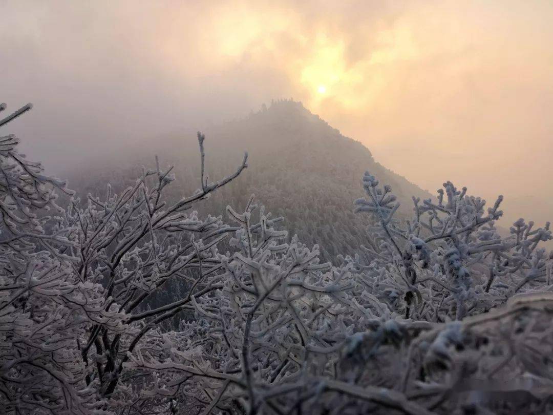 从山脚到云阳山主峰—正阳峰峰顶的"祈丰台 看着远处山头一轮红日