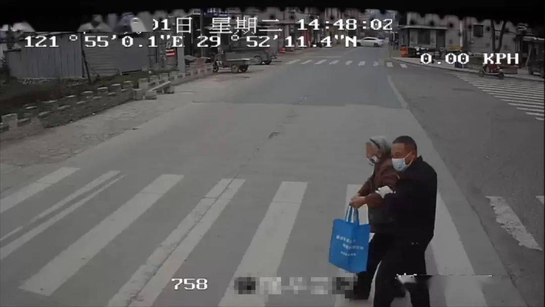 怎么当上公交车驾驶员 e7302c5f8e2047dba4400776d1cc5da8.jpeg