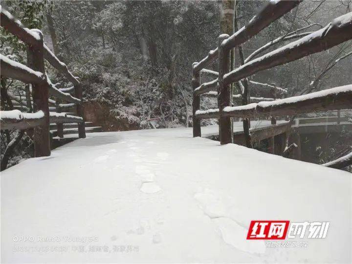 12月3日,张家界武陵源风景区黄石寨迎来降雪天气.