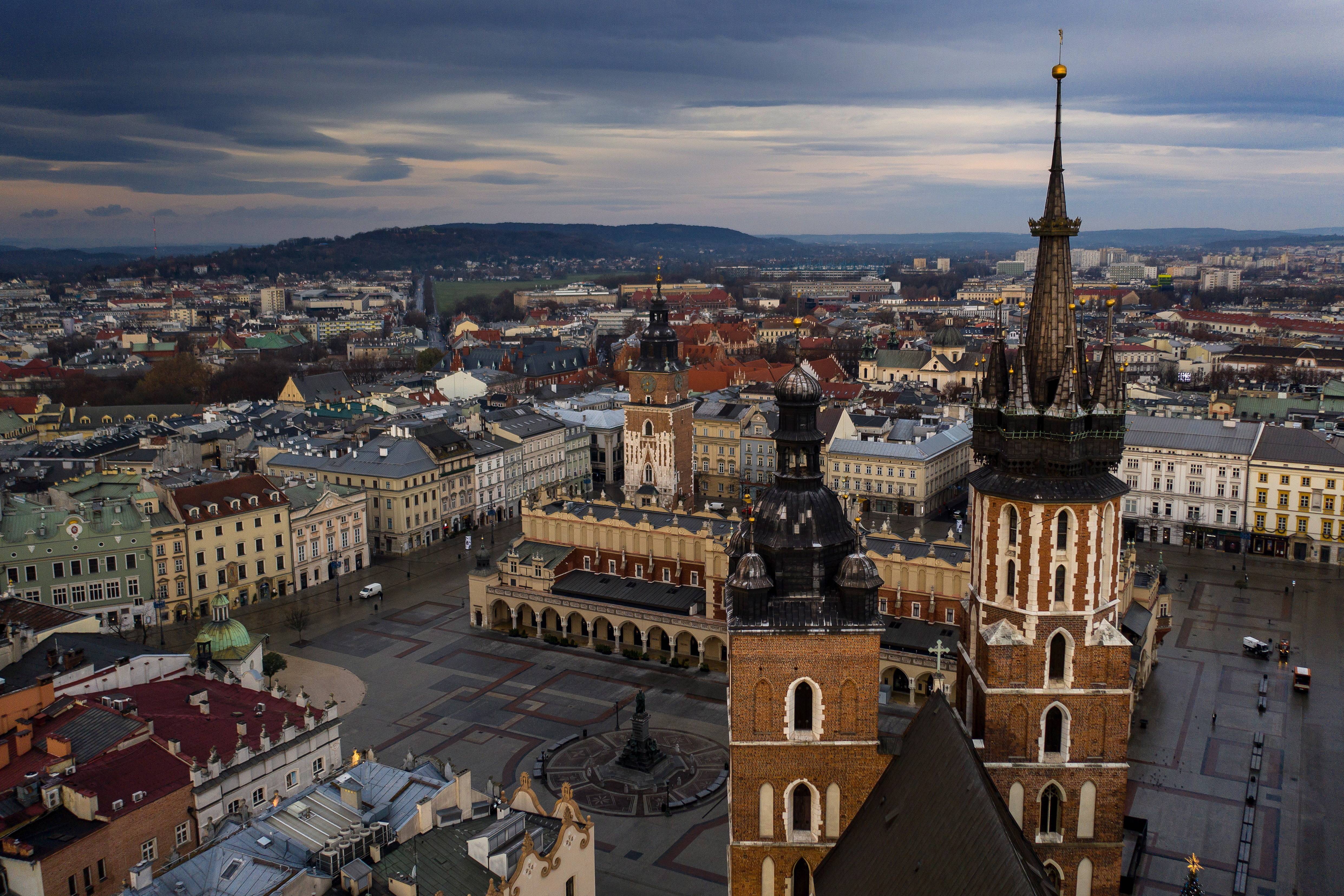 这是12月5日在波兰城市克拉科夫拍摄的圣玛丽教堂(无人机航拍).