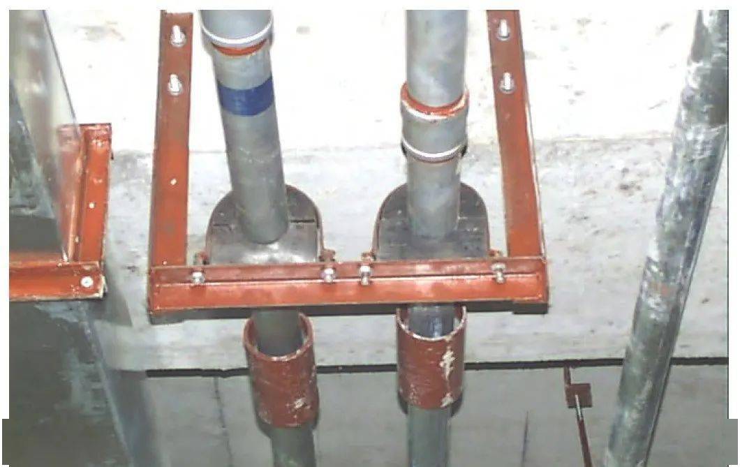 10,空调管道固定支架采用门形架;门形吊架固定牢固美观;木托与管道相
