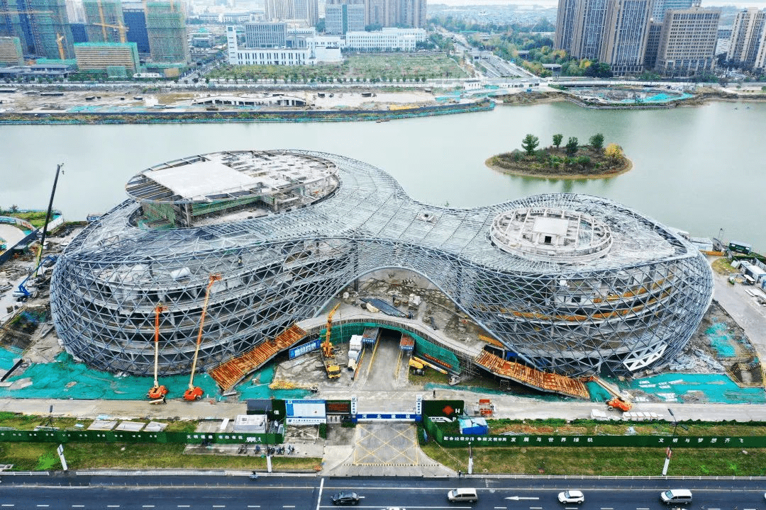 大剧院项目优雅踞立于金沙湖畔,项目的建筑风格,形态,色彩新颖别致