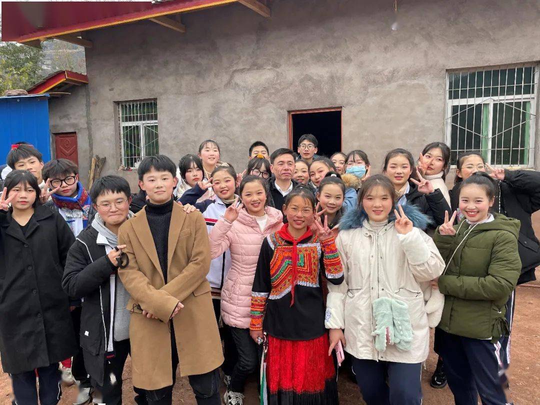 美姑县典补乡小学校研学旅行活动,华兴中学和实验学校师生看到了党和