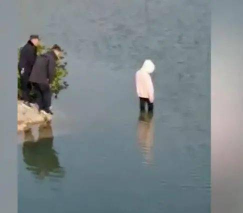 17岁女孩在多名警员目视下跳河身亡?警方通报:全面调查!