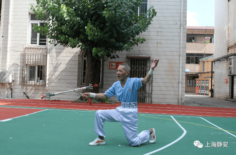 一根花棍两根手棒在这位七旬老人手中玩出了花