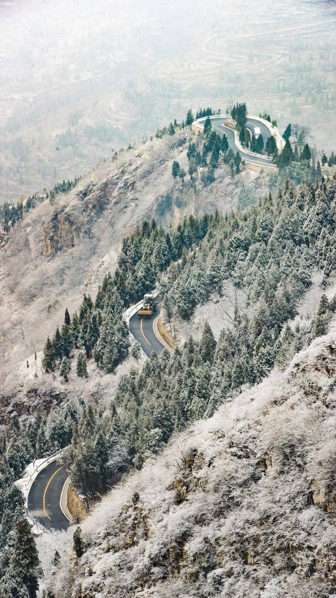 这个冬天来感受一把初雪后山景的浪漫