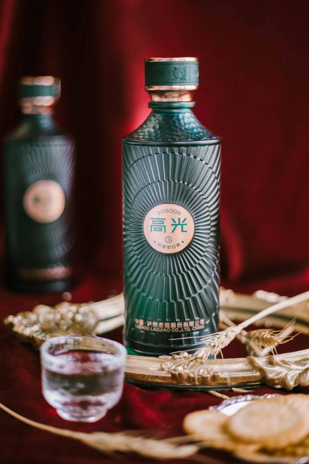 "高光"是中国著名白酒品牌泸州老窖推出的一款新轻奢主义白酒.