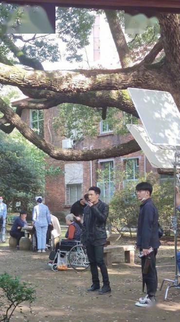 张艺兴扫黑风暴路透穿警服梳大背头正气满满