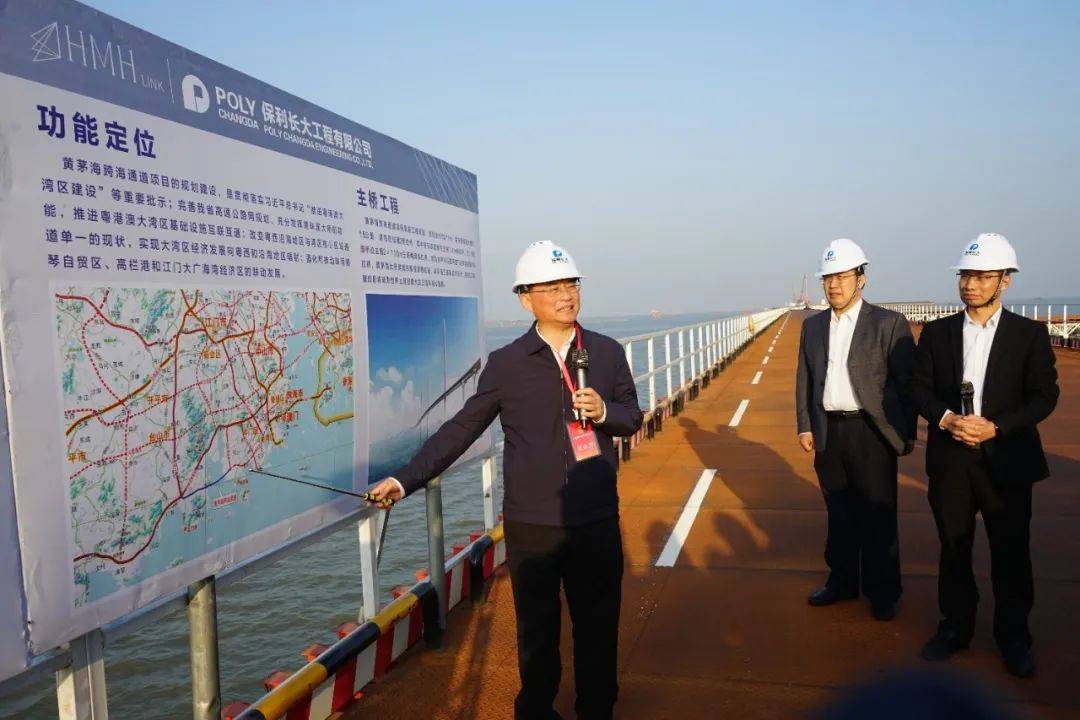 林应武书记讲解黄茅海跨海通道建设情况.