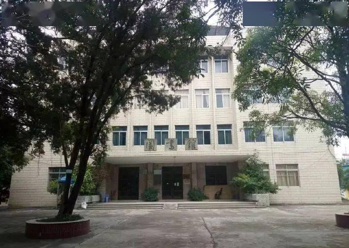 2004年,建立于1906年的钦州民族师范学校并入钦州师范高等专科学校.