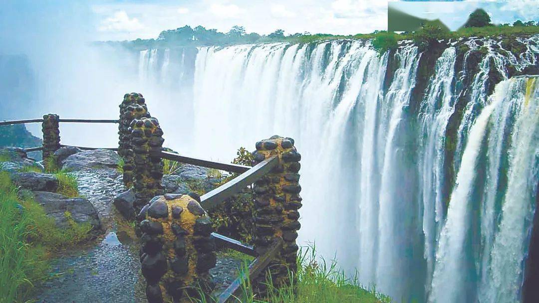 赞比西河上的维多利亚瀑布是非洲大陆最美景观之一.