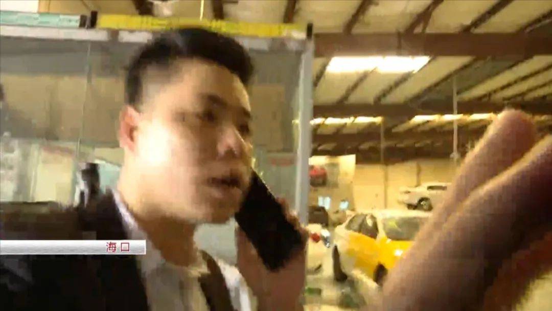 记者采访遭比亚迪员工抢走摄像机，还被民警怼