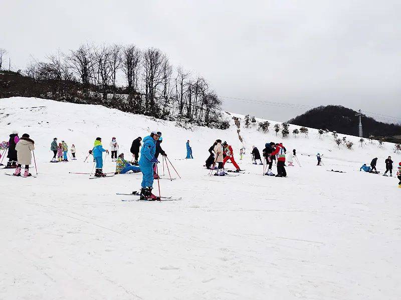 绿葱坡滑雪场今日开滑