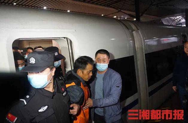 潜逃11年背负6条人命逃犯张承禹被押解回长