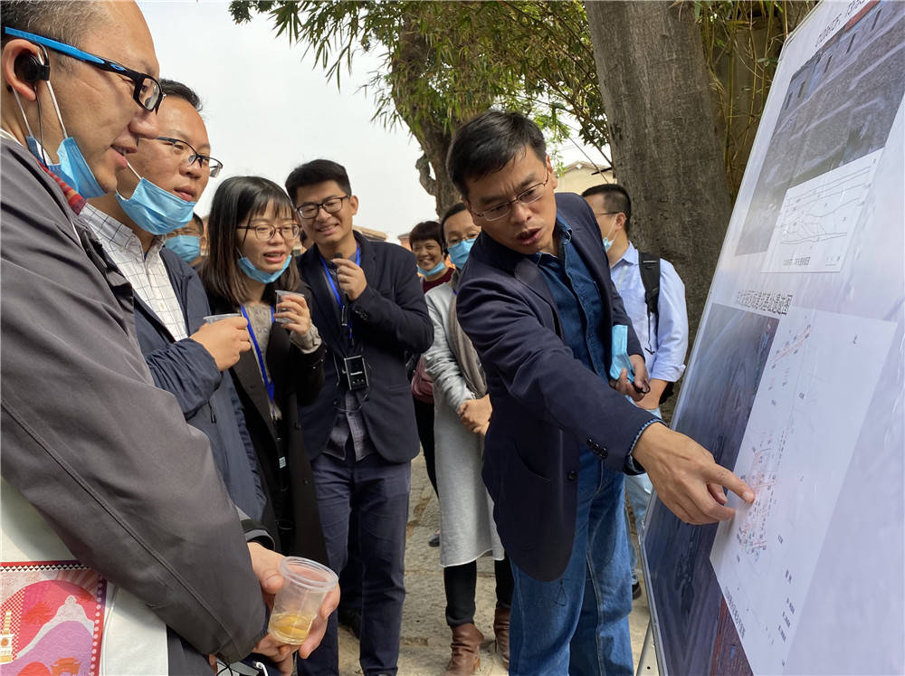 12月12日,中国社会科学院考古研究所研究员汪勃(右一)讲解泉州市舶司