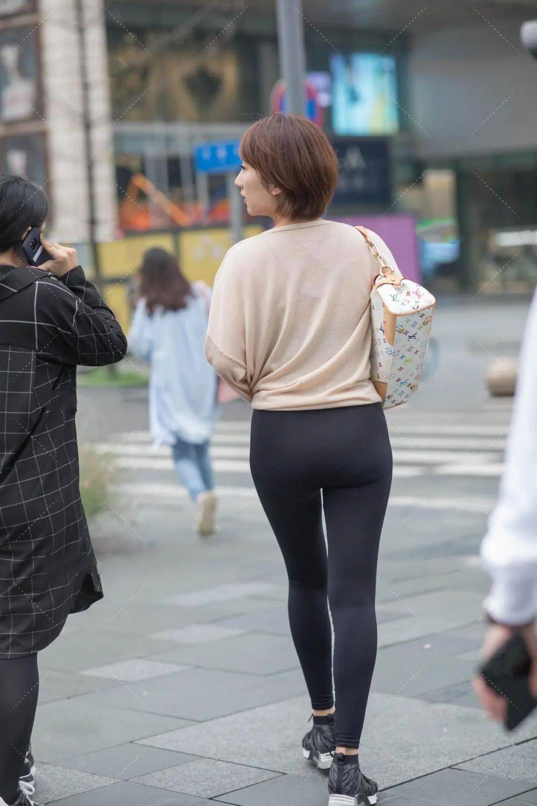 慵懒感裤子配运动鞋 35df7956106045d88bcd7779a3cfef4a.jpeg