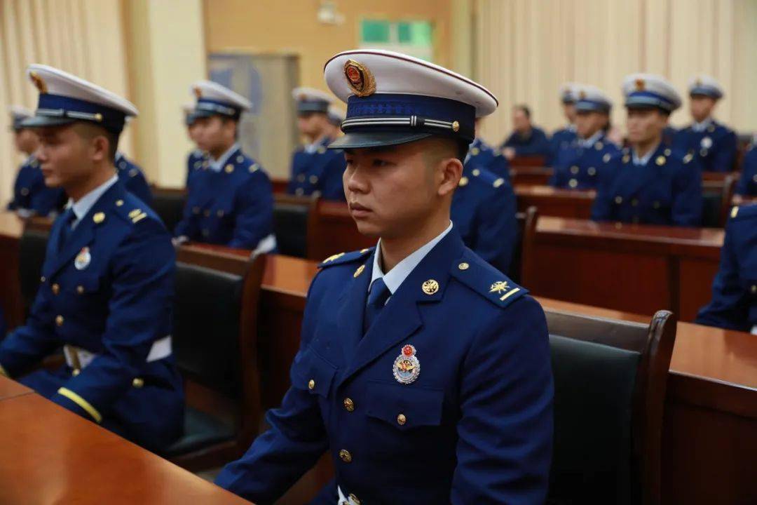 玉林支队举行2019年度第二批新招录消防员授衔仪式