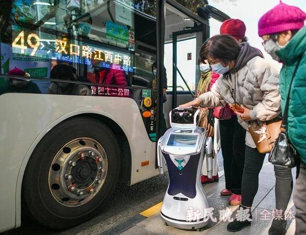 站点|上海公交第一台机器人亮相人广 49路智能导乘员为你指路