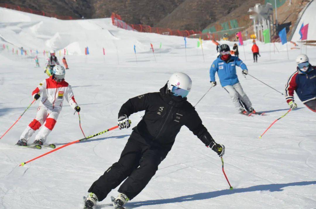 以"全民参 与,欢乐冰雪"为主题,保定市第二届冰雪运动会今天在涞源县