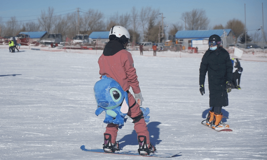 不会滑雪？你都不好意思谈球吧体育说你是新疆人(图6)