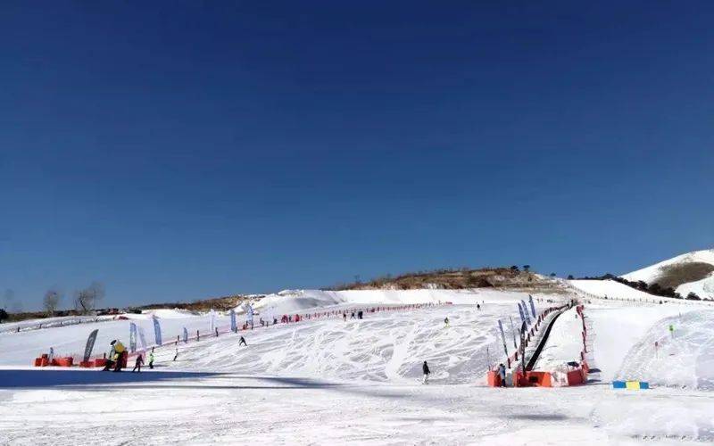 周末两日涞源七山滑雪场两天畅享滑雪白桦林温泉舒展身躯