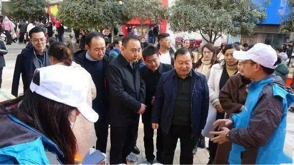 县委副书记陈军巡展文县双十二活动现场