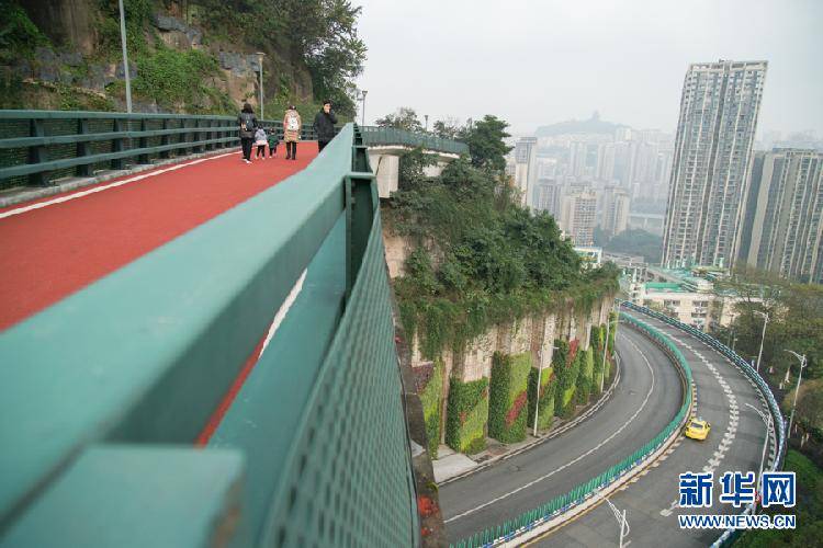 上的空中观光步道,脚下有楼还有湖,超100米的高差……在重庆市渝中区