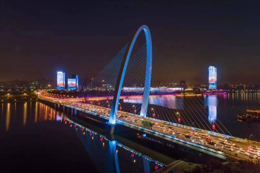 (西安·浐灞彩虹桥的夜景)