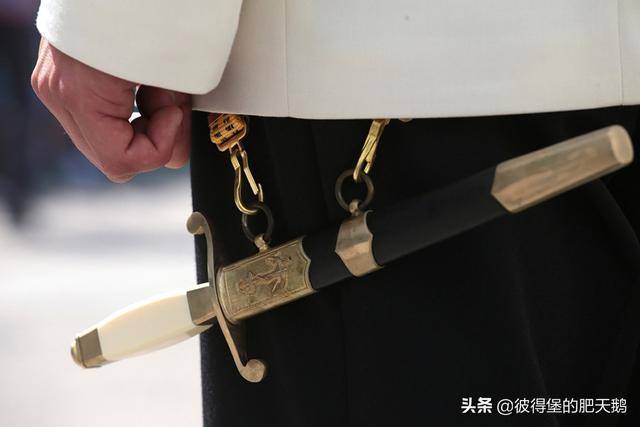 永恒佩剑——俄罗斯将在立法层面允许退役海军军官佩戴礼仪短剑