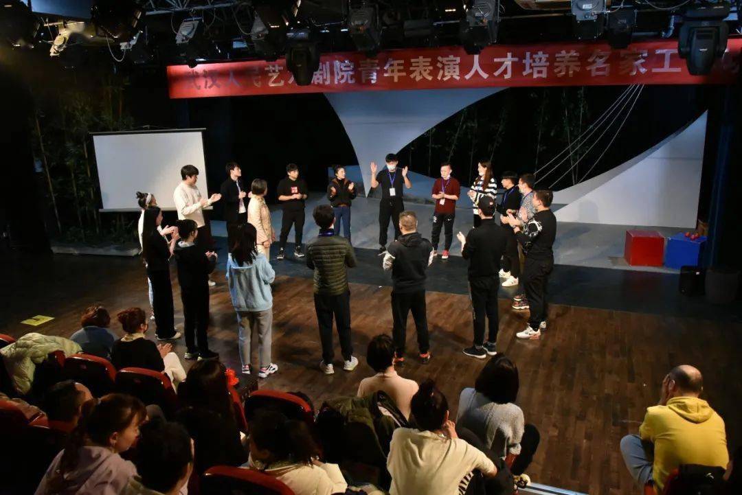 (中央戏剧学院研究生教研室主任宋丽博授课掠影(中央戏剧学院台词