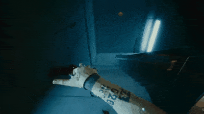 网友模仿《赛博朋克2077》银手换弹方式 转枪就完事了