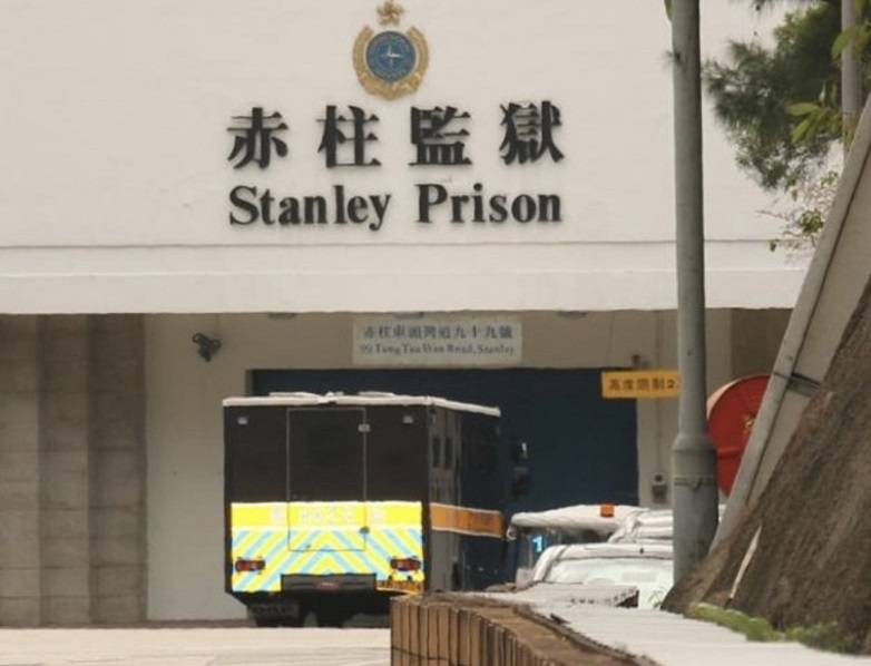穿囚衣、戴手铐，黎智英被单独囚禁16天后转往赤