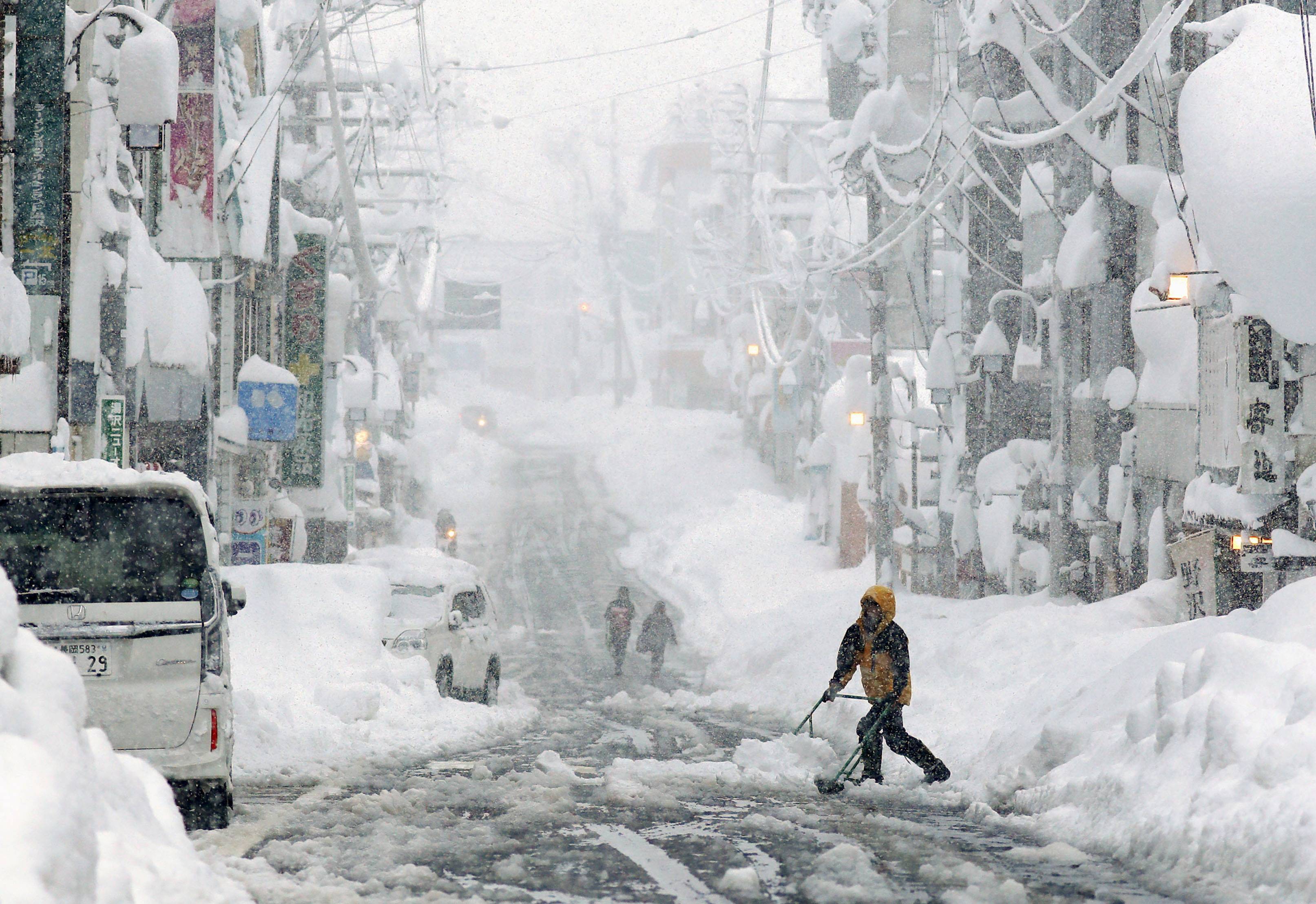 雪太大　日本約千輛車被困高速路 國際 第1張