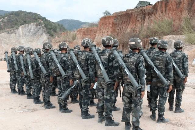 也就是去年亮相国庆70周年阅兵式的星空迷彩与新突击步枪