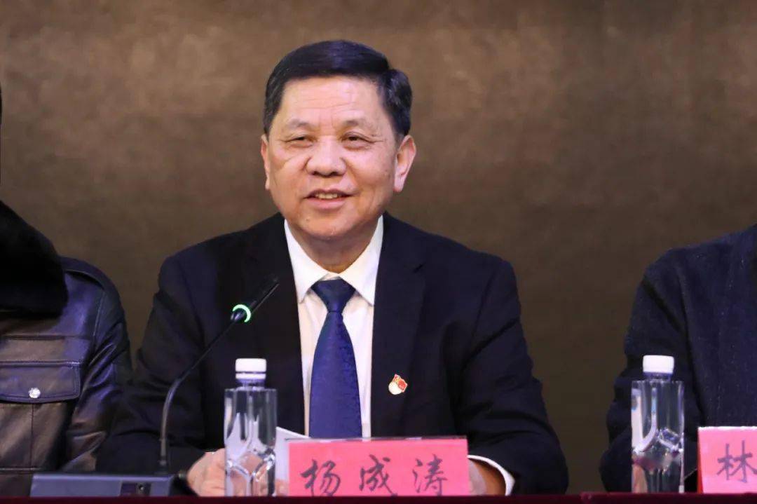 会上,社区党委书记杨成涛对2020年社区工作进行了总结,并明确了2021年