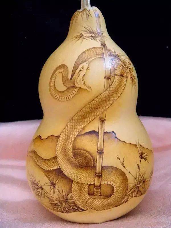 烙画不仅有中国画的勾,勒,点,染,擦,白描等手法,还可以熨出丰富的层次
