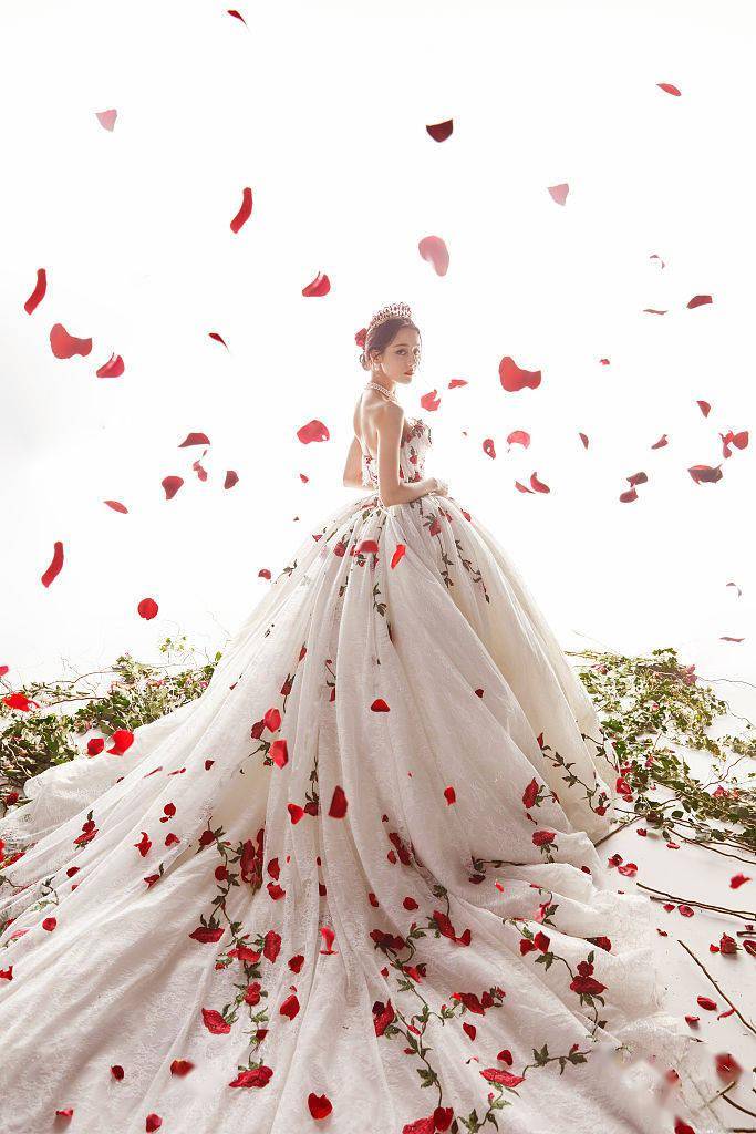 迪丽热巴穿玫瑰纱裙戴皇冠 似玫瑰庄园出逃公主唯美梦幻