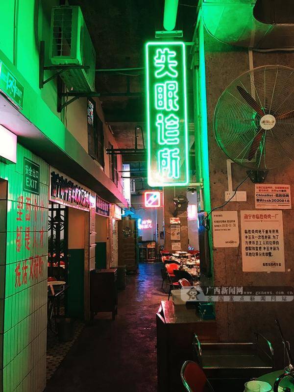 南宁"港风"店铺走红,仿佛置身香港街头(1