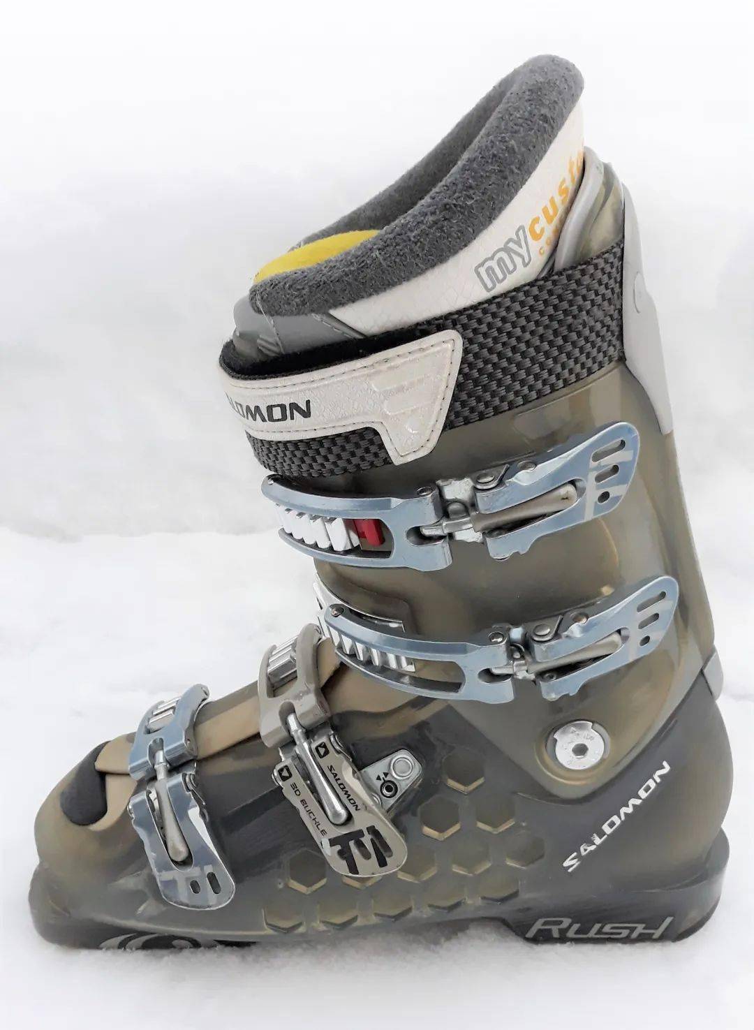 高山滑雪的装备  滑雪鞋通过固定器与滑雪板连接.