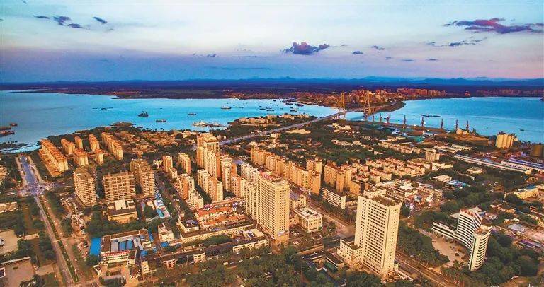 海南2021经济总量_海南大学经济学院院徽(3)