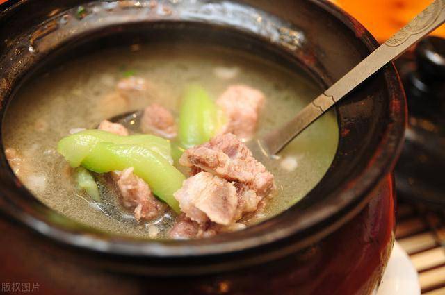 怎么炖骨头汤不腥 4034f5bc660941d7bf3330fa1a2b30bf.jpeg
