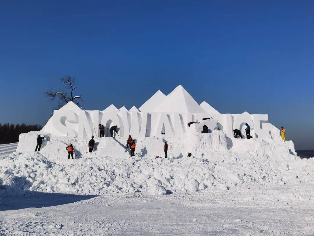 净月雪世界打造长春冰雪新高地主雪雕冰雪春城雕刻进行中