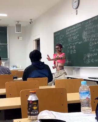 日本九州大学某扮演猗窝座学生被老师叫去做题,做到一半疯狂玩梗