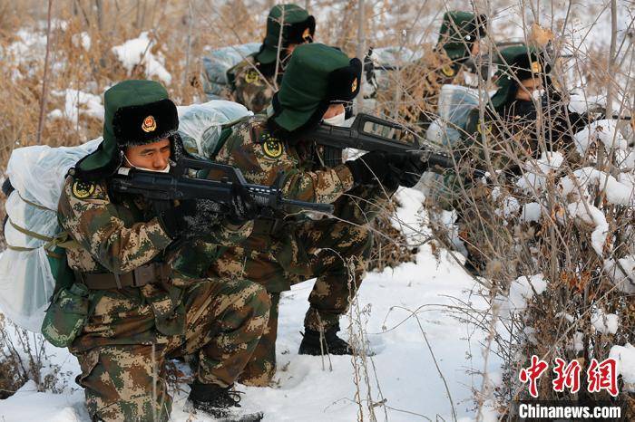 武警新疆兵团总队20组织新兵开展野营拉练淬炼血性虎气