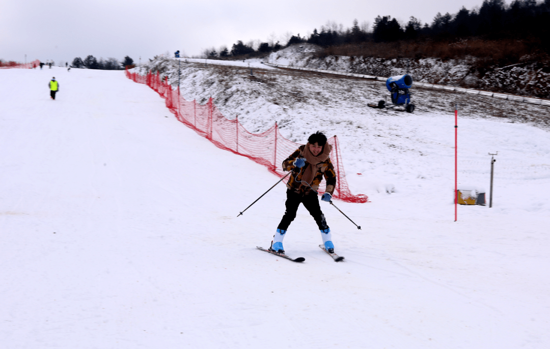 "全副武装"就等你来咯~今年云阳龙缸滑雪场已开始试营业滑雪当然是no