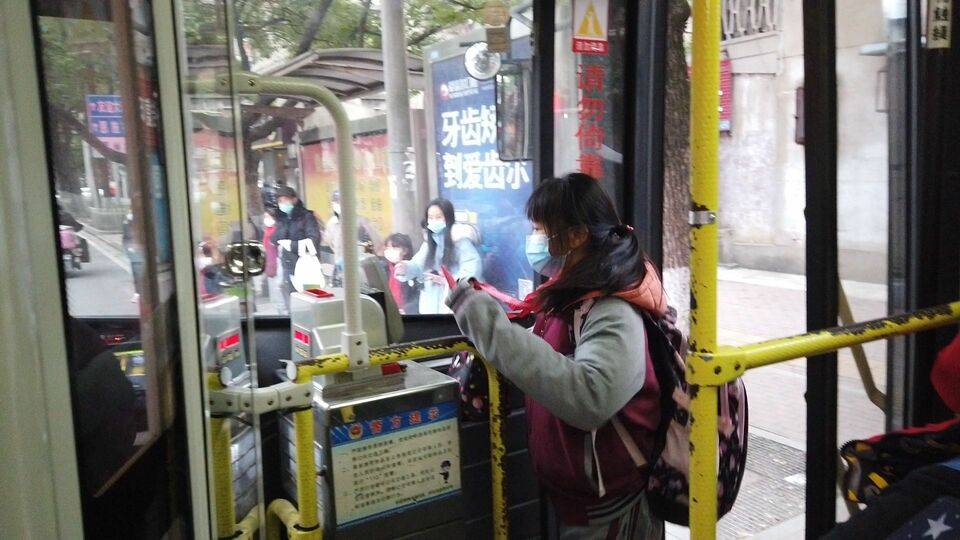 自己乘车上学的小学生.白璐 摄